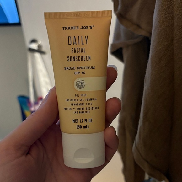 Trader Joe's Invisible Gel Facial Sunscreen SPF 40 - Cream - Picture 4 of 5